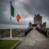 アイルランドの国旗と風景